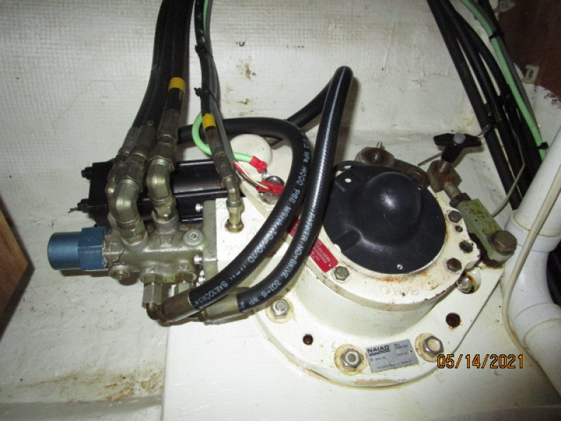 55' Ocean Alexander starboard stabilizer head