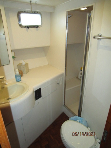 55' Ocean Alexander guest head