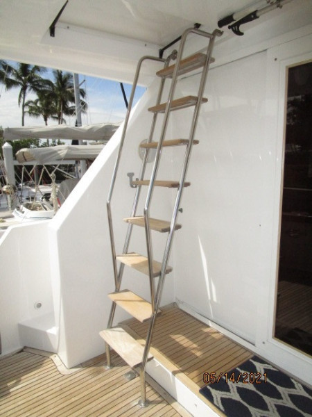 55' Ocean Alexander aftdeck-flybridge ladder