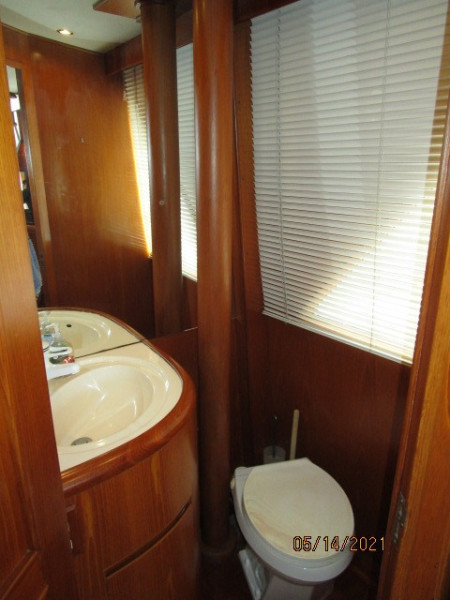 55' Ocean Alexander salon dayhead