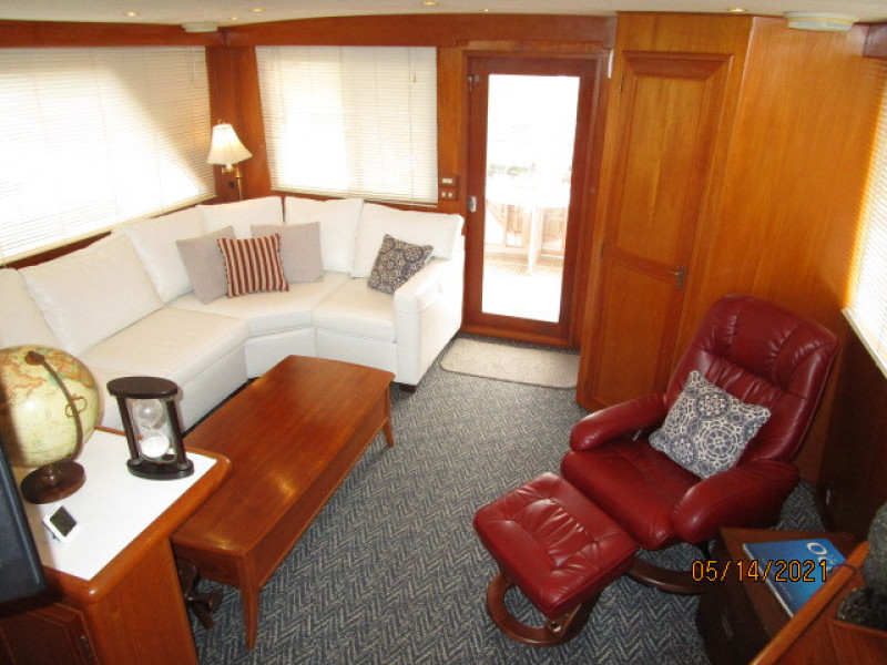 55' Ocean Alexander salon aft