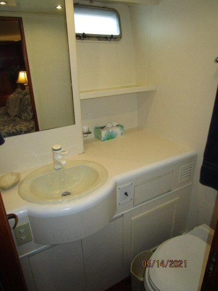 55' Ocean Alexander master stateroom head