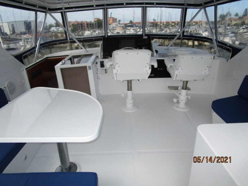 55' Ocean Alexander flybridge forward