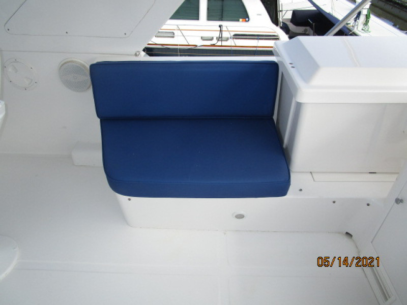55' Ocean Alexander flybridge starboard seating