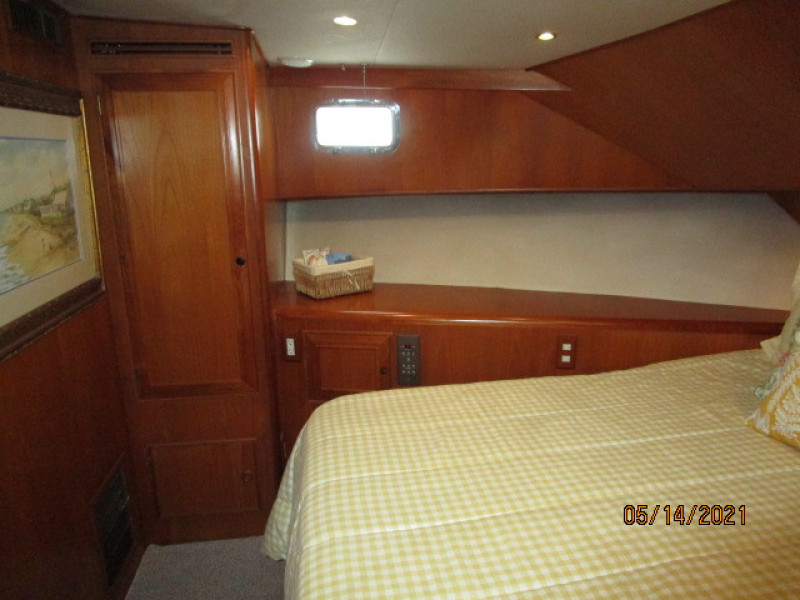55' Ocean Alexander forward guest stateroom port