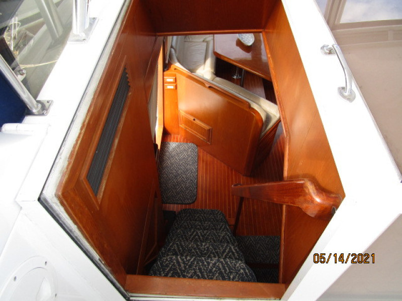 55' Ocean Alexander flybridge-pilothouse companionway
