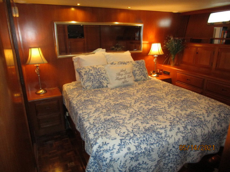 55' Ocean Alexander master stateroom