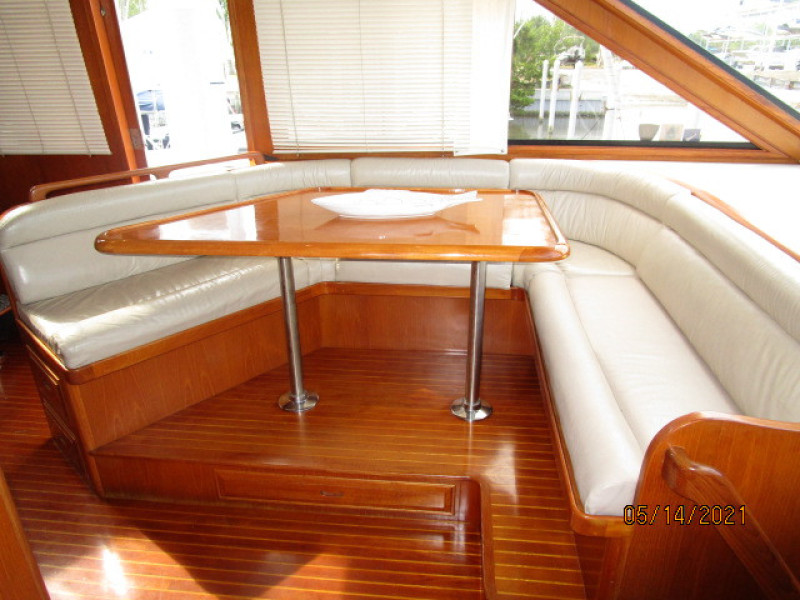55' Ocean Alexander pilothouse settee