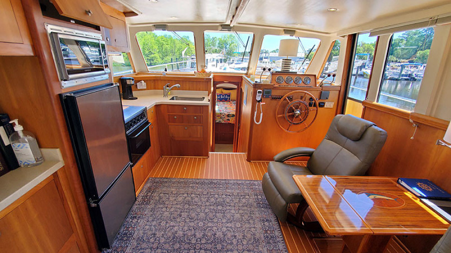2004 Mainship 390 Sedan
