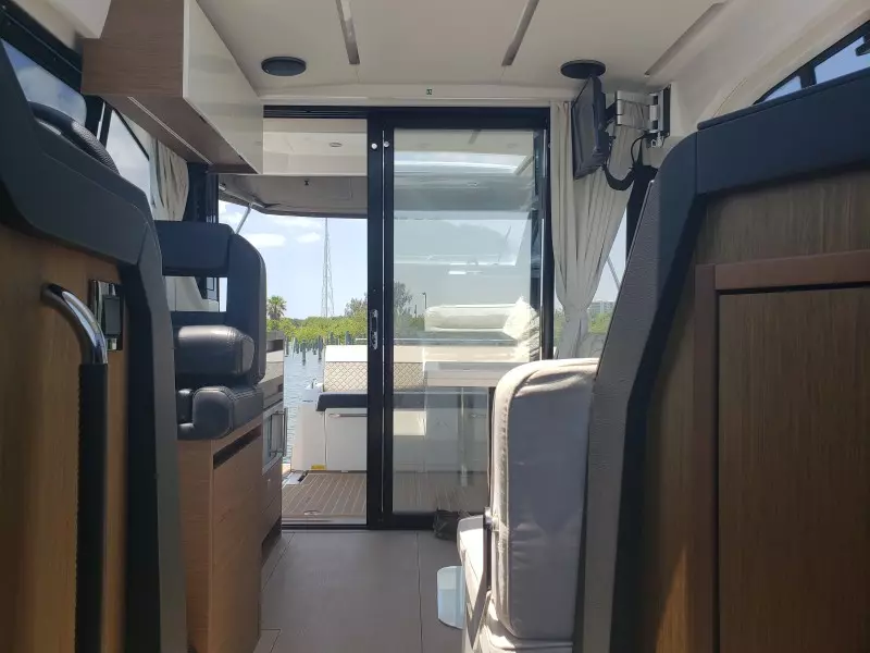 2019 33 Jeanneau Express - Salon 