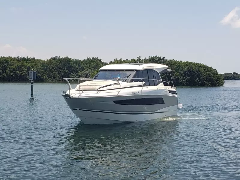 2019 33 Jeanneau Express - Port Profile