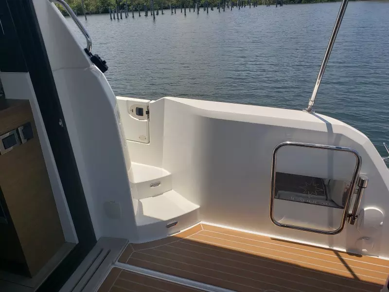 2019 33 Jeanneau Express - Cockpit