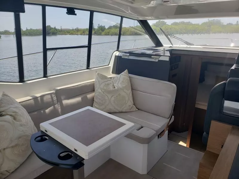 2019 33 Jeanneau Express - Dinette