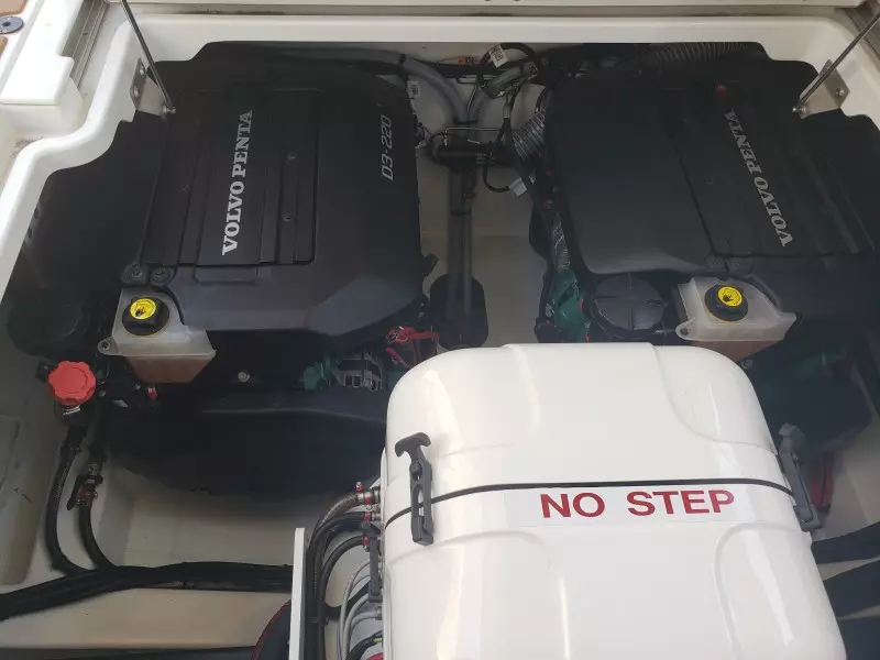 2019 33 Jeanneau Express - Engine Room