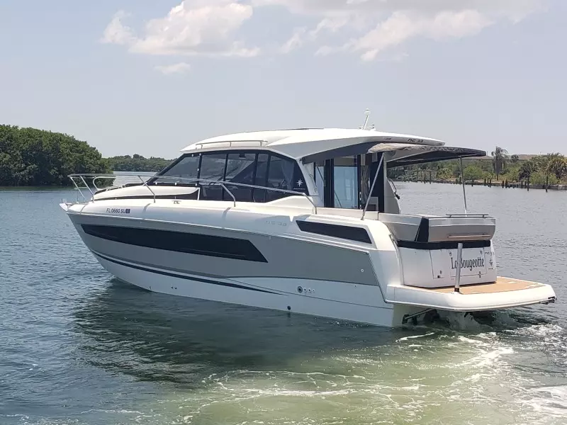 2019 33 Jeanneau Express - Port Profile