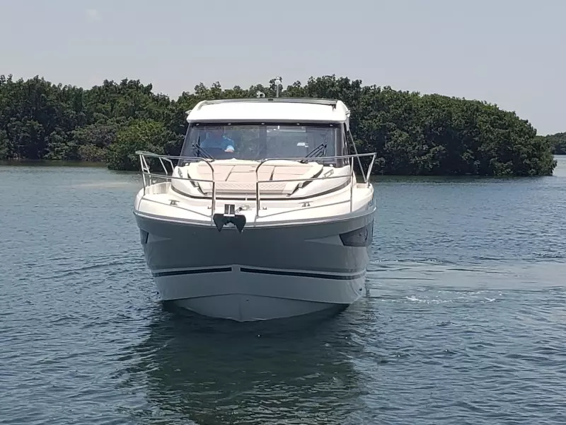 2019 33 Jeanneau Express - Bow