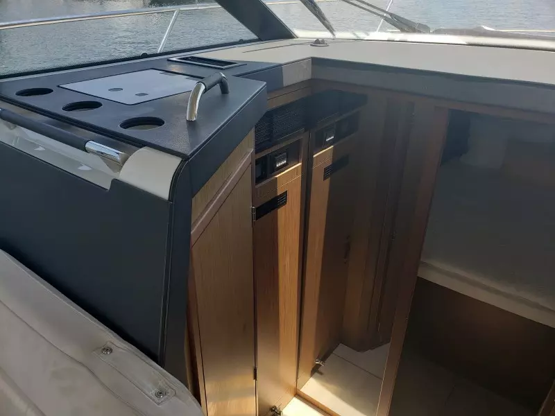 2019 33 Jeanneau Express - Main Distribution Panel
