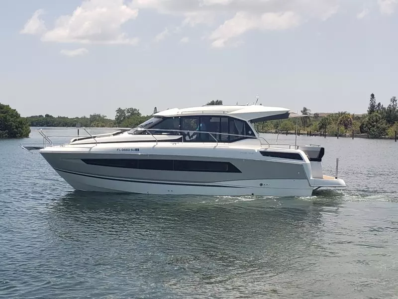 2019 33 Jeanneau Express - Port Profile
