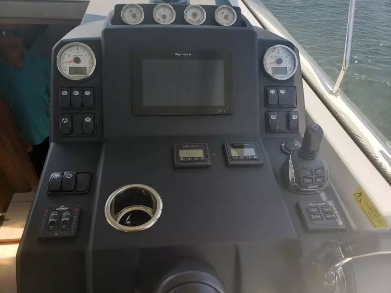 2019 33 Jeanneau Express - Electronics