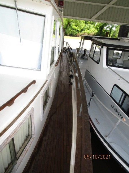 49' Grand Banks port side deck2
