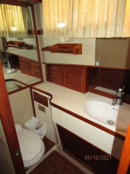 49' Grand Banks guest head