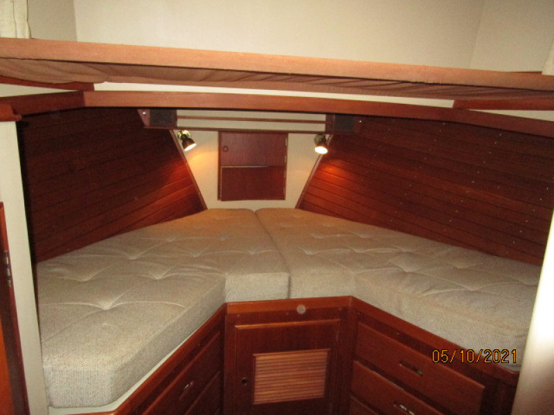 49' Grand Banks forward guest stateroom