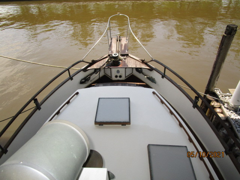 49' Grand Banks foredeck1