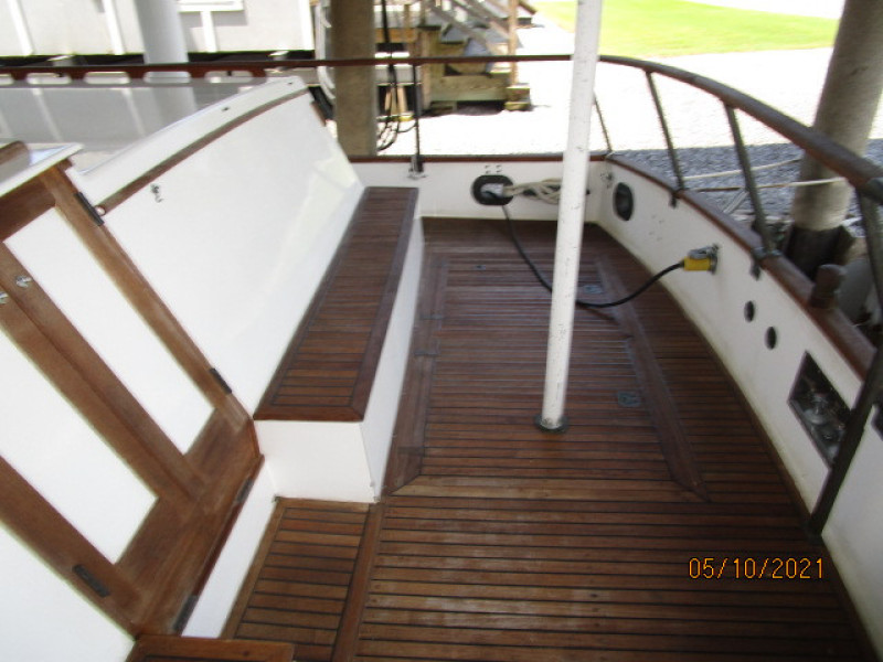 49' Grand Banks aftdeck starboard