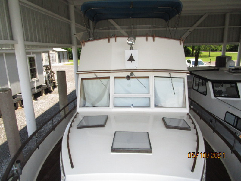 49' Grand Banks foredeck aft
