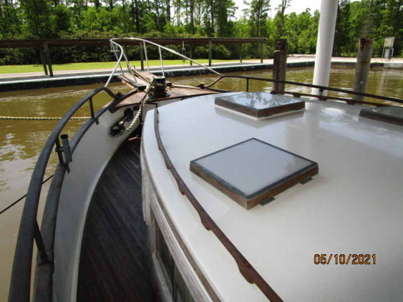 49' Grand Banks foredeck2