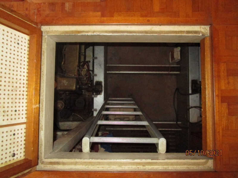 49' Grand Banks engine room access 