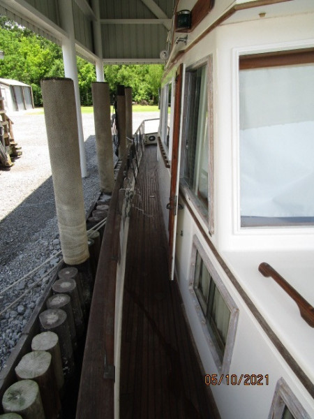 49' Grand Banks starboard side deck2