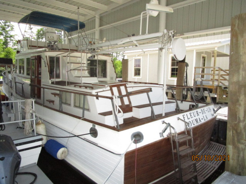 49' Grand Banks port aft profile