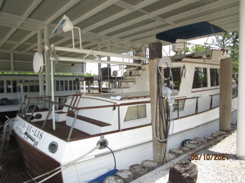 49' Grand Banks starboard aft profile
