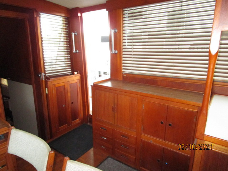 49' Grand Banks salon port