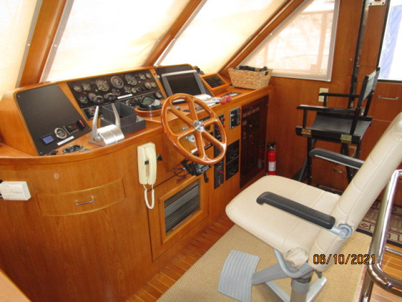 55' Symbol pilothouse helm1