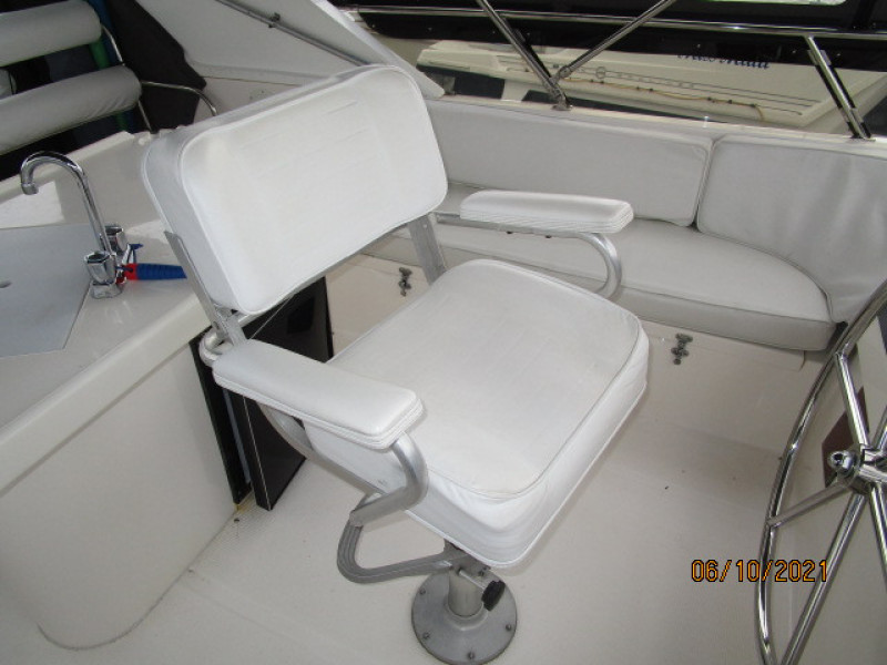 55' Symbol flybridge helmseat