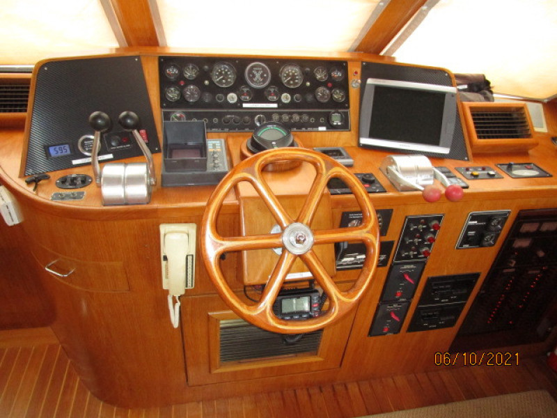 55' Symbol pilothouse helm2