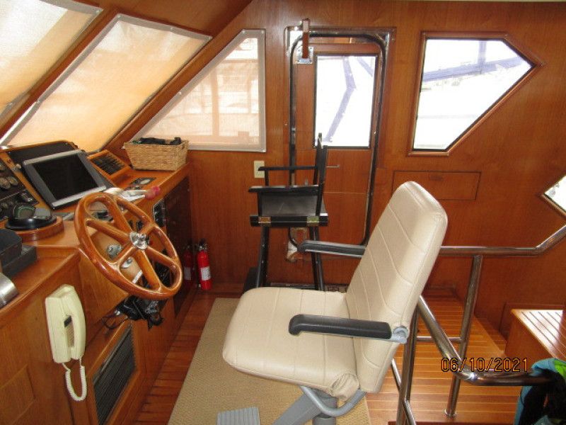 55' Symbol pilothouse starboard