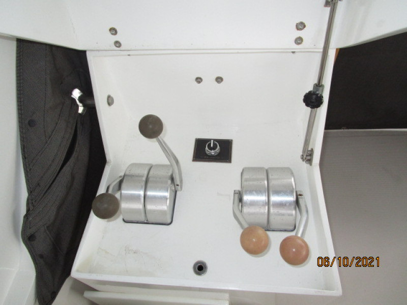 55' Symbol flybridge control station