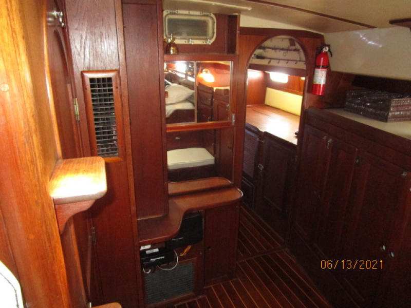51' Morgan master stateroom forward