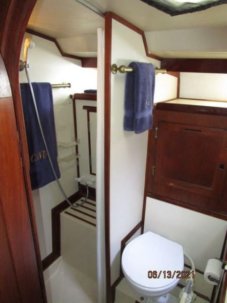 51' Morgan guest stateroom head