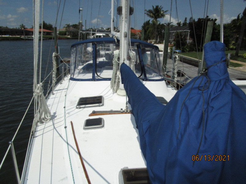51' Morgan foredeck aft