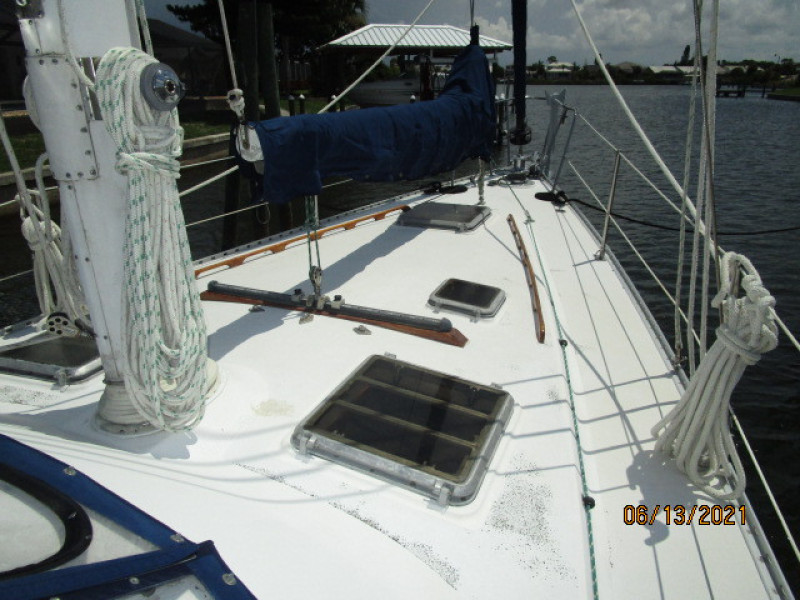 51' Morgan foredeck