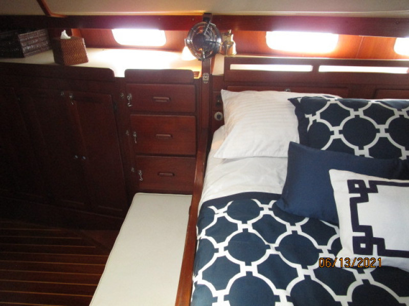 51' Morgan master stateroom starboard