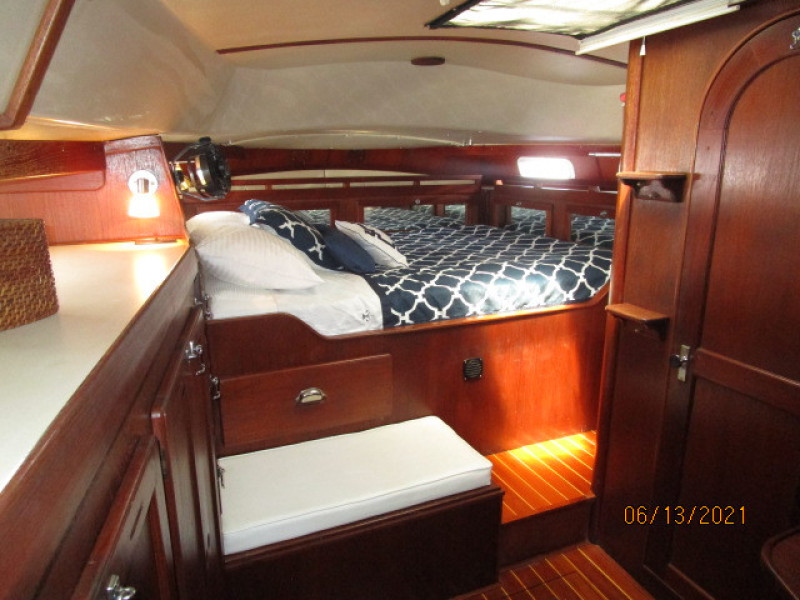 51' Morgan master stateroom
