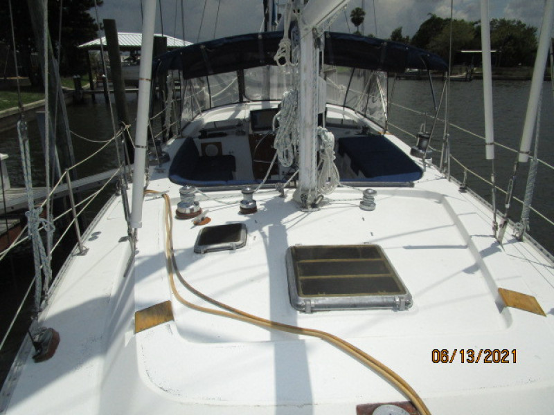 51' Morgan aftdeck forward