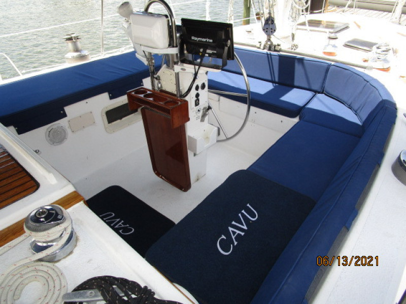 51' Morgan cockpit aft