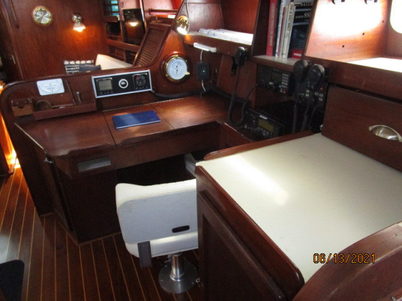 51' Morgan nav station1