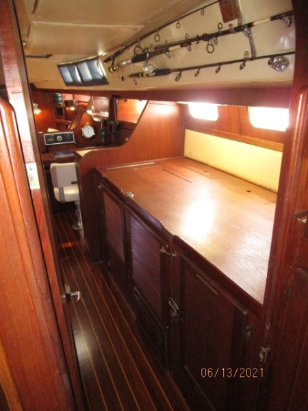 51' Morgan starboard companionway